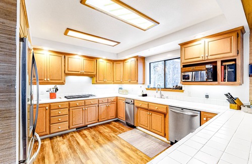 Tahoe Pines House | Elegant Home with Jetted Tub - 2 blocks from Tahoe Pines Beach