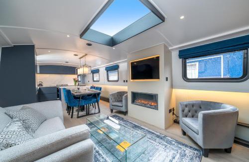 Limehouse Boat Rental | Elegant houseboat near Canary Wharf