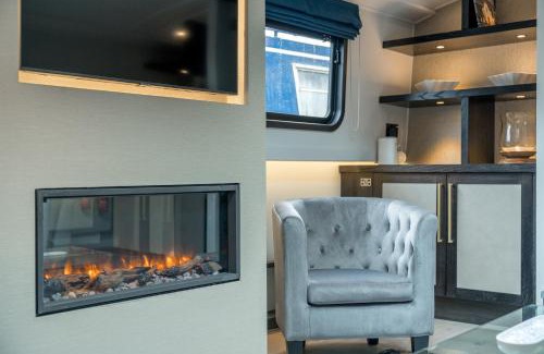 Limehouse Boat Rental | Elegant houseboat near Canary Wharf