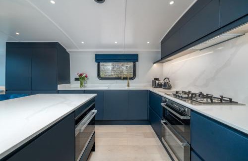 Limehouse Boat Rental | Elegant houseboat near Canary Wharf