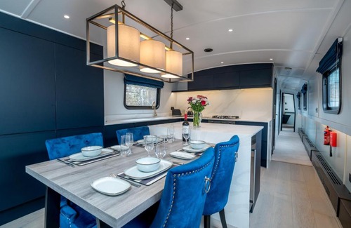 Limehouse Boat Rental | Elegant houseboat near Canary Wharf