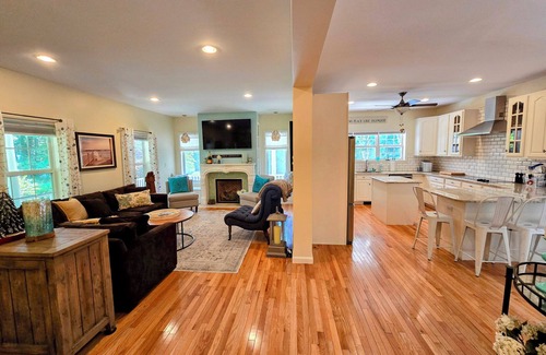 Ogunquit House | Elegant, huge Ogunquit home- sleeps 12, 5 min walk to Perkins Cove & downtown!