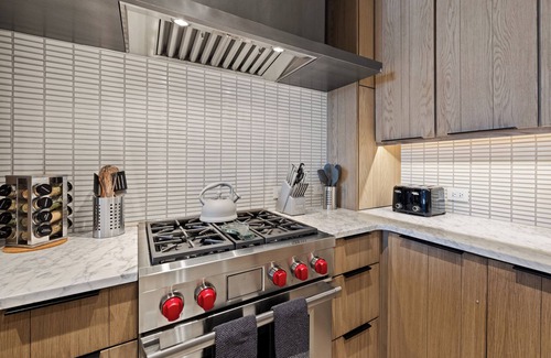 Jackson Condo | Elegant Jackson Getaway with Hot Tub Near Snow King Skiing & Dining