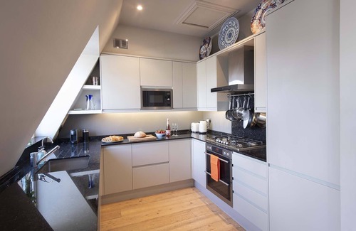 Queen's Gate Apartment | Elegant Kensington Retreat w/Balcony & Elevator Access