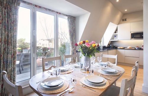 Queen's Gate Apartment | Elegant Kensington Retreat w/Balcony & Elevator Access