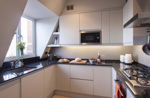 Queen's Gate Apartment | Elegant Kensington Retreat w/Balcony & Elevator Access
