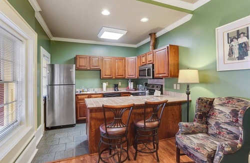 French Quarter Hotel | Elegant King Studio w/Garden Courtyard – French Quarter Stay Full of Charm