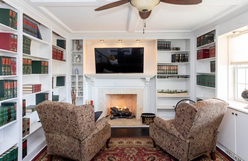 Charleston House | Elegant | King Suite | Fireplace