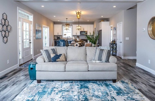 Ingles Cabin | Elegant Lakefront Home 5B/S12 Near VTech/RadfordU