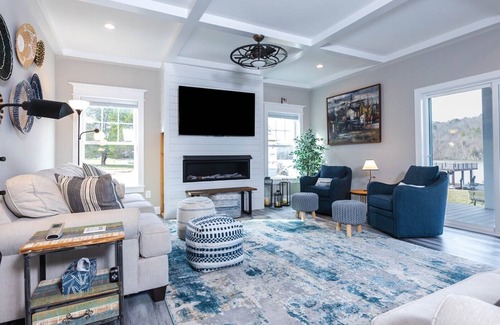 Ingles Cabin | Elegant Lakefront Home 5B/S12 Near VTech/RadfordU
