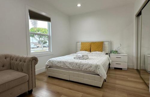 Los Angeles House | Elegant Living Private Room in Modern Home 9