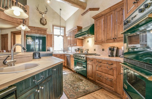 Keystone House | Elegant Lodge with Panoramic Views, Hot Tub onsite