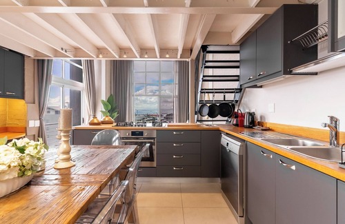Cape Town City Centre Apartment | Elegant Loft in De Waterkant | Views and Pool