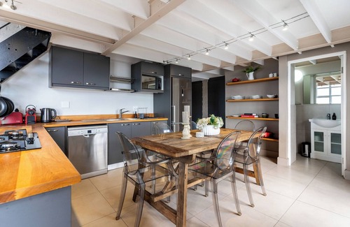 Cape Town City Centre Apartment | Elegant Loft in De Waterkant | Views and Pool