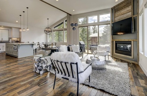Upper Kingsbury House | Elegant Luxury, Spacious Mountain Modern Tahoe Home (SL205)