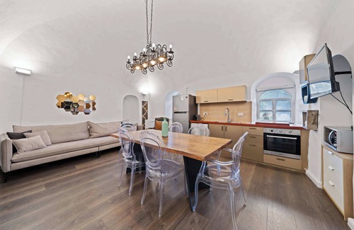 Mahane Israel House | Elegant Mamilla Villa 5BR Rooftop Jacuzzi Steps from Old City