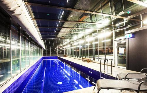 Southbank Apartment | Elegant Melbourne Stay, Parking, Pool, Views