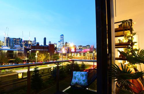 Southbank Apartment | Elegant Melbourne Stay, Parking, Pool, Views