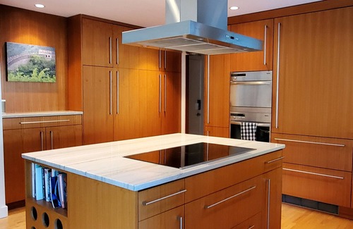 Richmond Beach House | Elegant Midcentury Modern 3-bedroom house in Shoreline with WiFi access