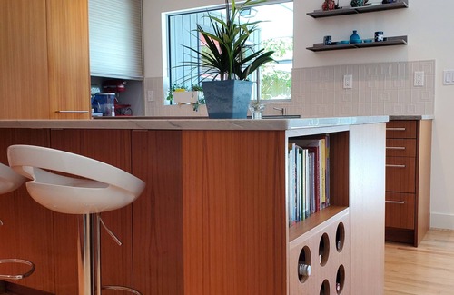 Richmond Beach House | Elegant Midcentury Modern 3-bedroom house in Shoreline with WiFi access