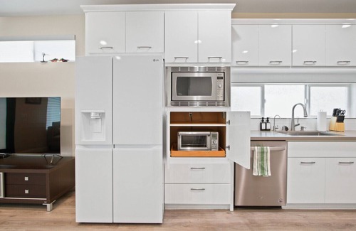 San Gabriel House | Elegant Midtown Getaway