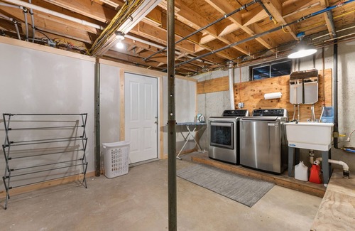 Westfield House | Elegant Modern Farmhouse @ JayPeak; 4BR, Pet-Friendly