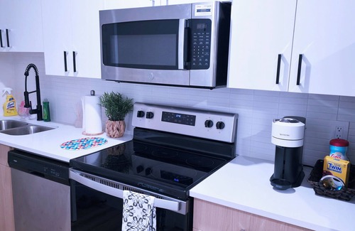 Regina House | Elegant Modern Suite with Free Parking near Parks, Malls & Transit