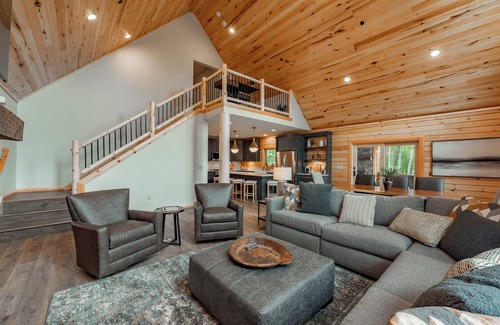 McHenry House | Elegant Mountain Cabin w/Hot Tub & Pool Table
