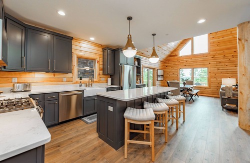 McHenry House | Elegant Mountain Cabin w/Hot Tub & Pool Table