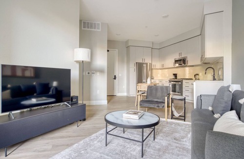 Sunnyvale West Apartment | Elegant Mountain View 1BR w/W/D, Pool & Gym, nr tech HQs, by Blueground
