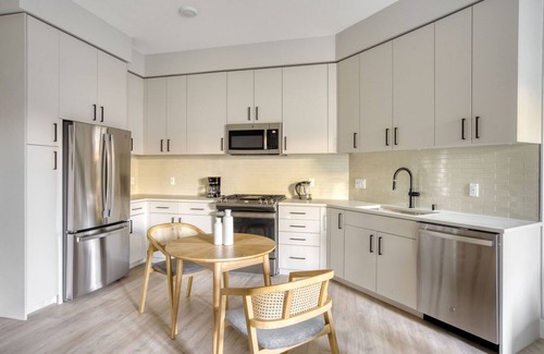 Sunnyvale West Apartment | Elegant Mountain View 1BR w/W/D, Pool & Gym, nr tech HQs, by Blueground