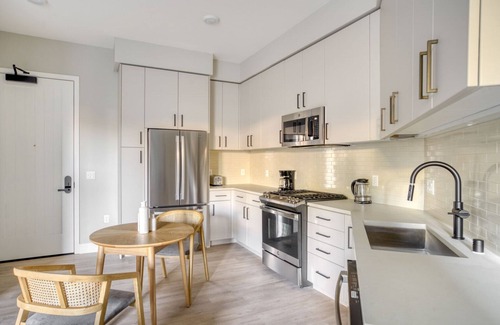 Sunnyvale West Apartment | Elegant Mountain View 1BR w/W/D, Pool & Gym, nr tech HQs, by Blueground