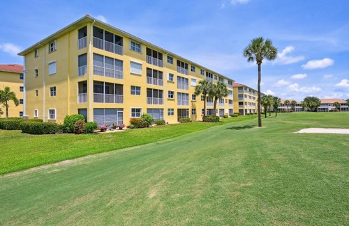 Naples Apartment | Elegant Naples Condo with Golf View and Community Pool