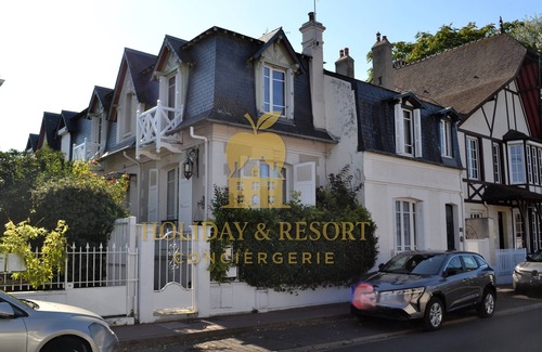 Deauville City Centre House | Elegant Normandy house with flower-filled courtyard, in the heart of Deauville