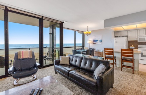 Seaside Condo | Elegant oceanfront condo with balcony & fantastic views - steps to the beach