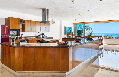 Conchas Chinas House | Elegant oceanview penthouse with private rooftop jacuzzi, pools & spa access