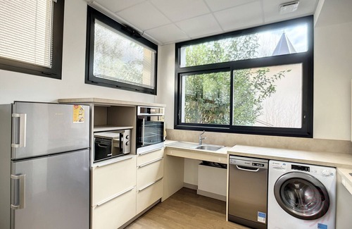 Lamalou-les-Bains Apartment | Elegant PMR Apartment: A/C, Terrace, Parking, Near Lamalou-les-Bains Spa, Pet-Friendly