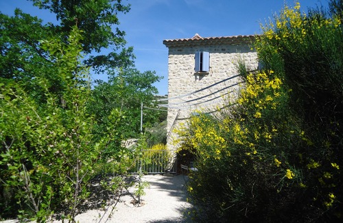 Nyons House | Elegant Provencal house surrounded by vineyards and olive groves.