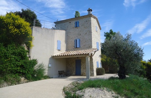 Nyons House | Elegant Provencal house surrounded by vineyards and olive groves.