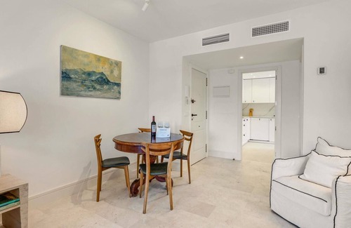 Puerto Banus Apartment | Elegant renovated apartment in Puerto Banús