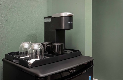 Luray Apartment | Elegant Retreat w/Vintage Charm & Modern Comforts