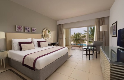 Marsa Matruh Hotel | Elegant Room Space Near Almaza's Pristine Beach | with Swimming Pool & Breakfast