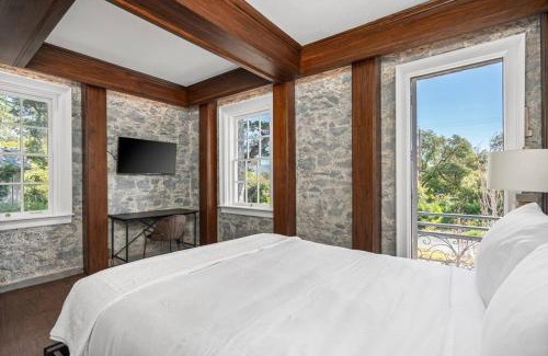 Santa Rosa Apartment | Elegant Santa Rosa Getaway at Historic Stonehouse!