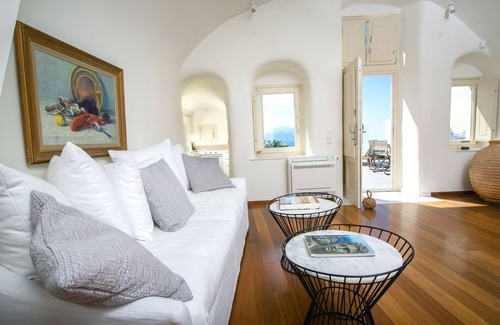 Oia Villa | Elegant Santorini Villa | Villa Ioulia | Private Pool | Air Conditioning | 3.
