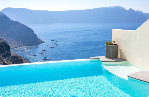 Oia Villa | Elegant Santorini Villa | Villa Ioulia | Private Pool | Air Conditioning | 3.