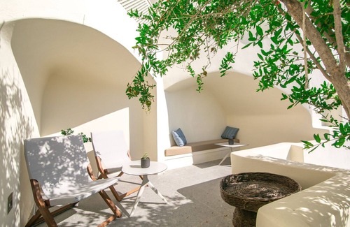 Oia Villa | Elegant Santorini Villa | Villa Ioulia | Private Pool | Air Conditioning | 3.