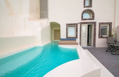 Oia Villa | Elegant Santorini Villas | Villas Aloia | Private Hot Tub | Air Conditioning |.