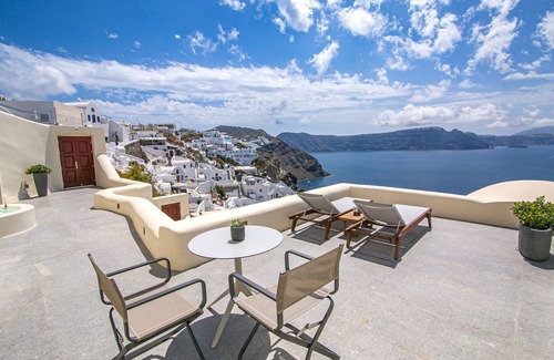 Oia Villa | Elegant Santorini Villas | Villas Aloia | Private Hot Tub | Air Conditioning |.