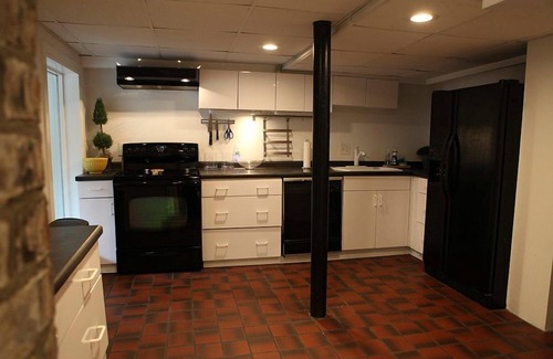Historic Downtown Savannah Apartment | Elegant Savannah Patio Apartment! An Arty Flair on Jones Street