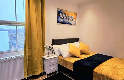 St. Helen's Condo | Elegant Spacious London Flat B